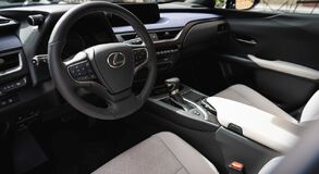 LEXUS UX: A KÜLSŐ VONALVEZETÉSE RAGAD MAGÁVAL, DE A BELSEJE EJT RABUL